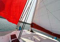 skipper sur proue homme de la proue trimaran neel 45 voiles naviguer pont 2